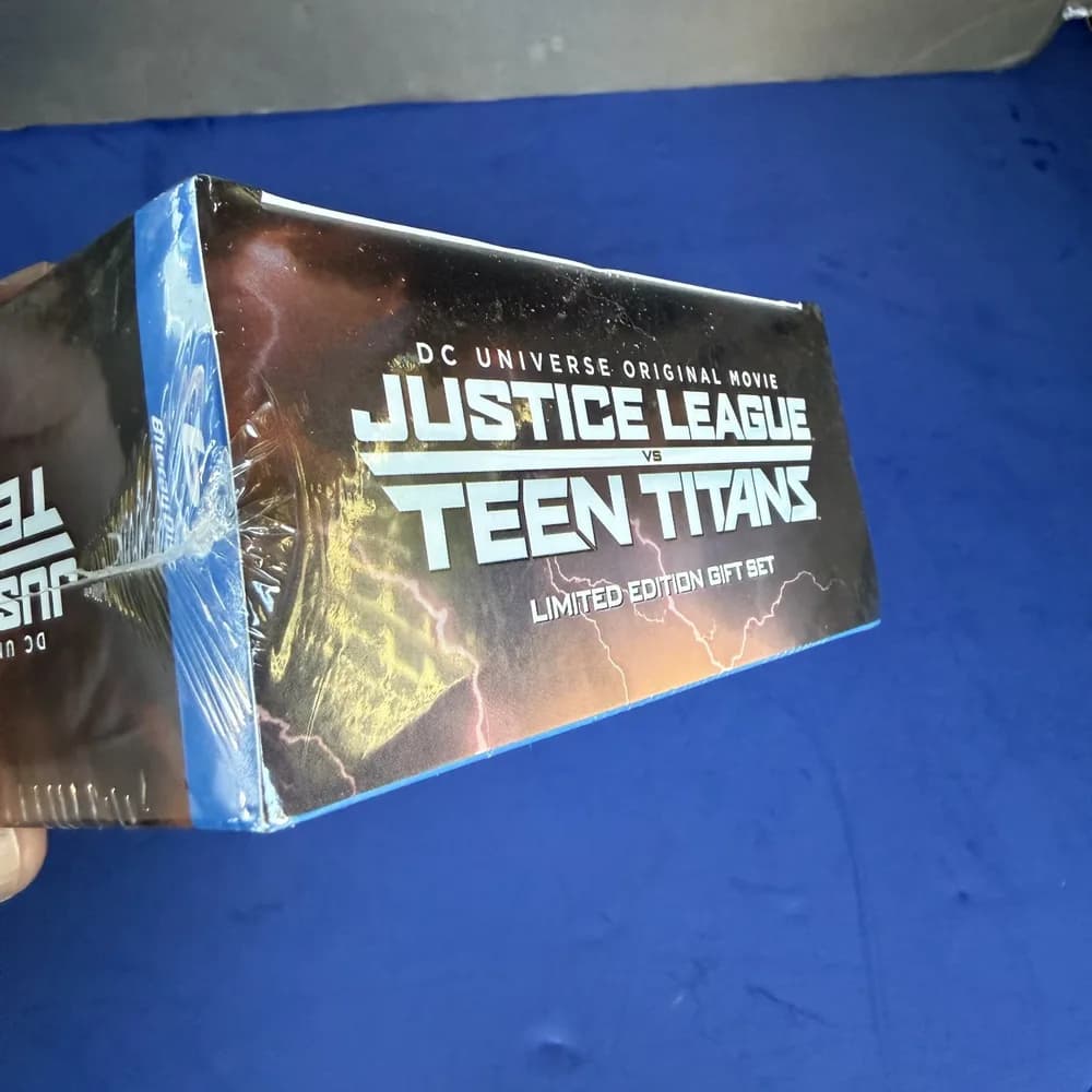 Justice League Vs. Teen Titans Blu-ray And DVD Limited Numbered Edition Gift Set - Image 5