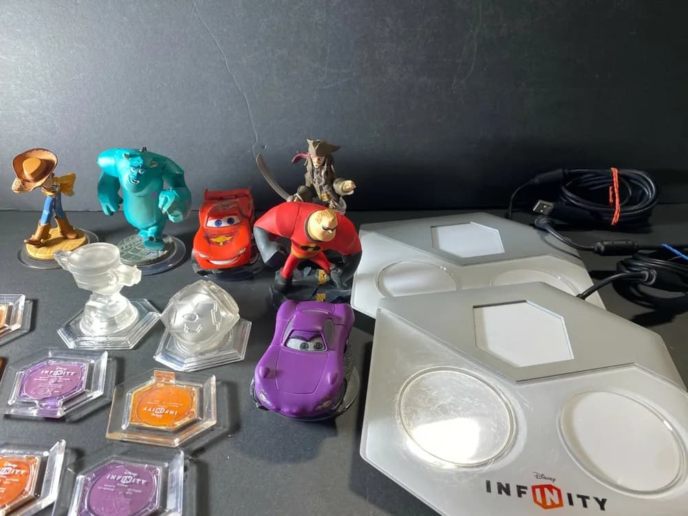 Disney Infinity + 2 Portal Pads + 6 Figures Disney Woody Cars Monsters Pirate